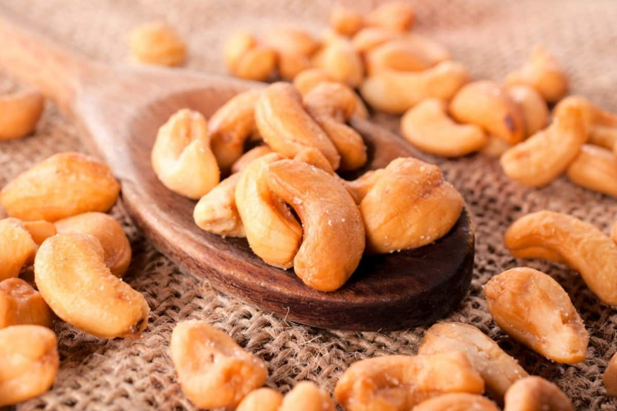  Cashew in India; Contains Copper Phosphorus Vitamins B2 E Protect Skin Strengthening Bones 