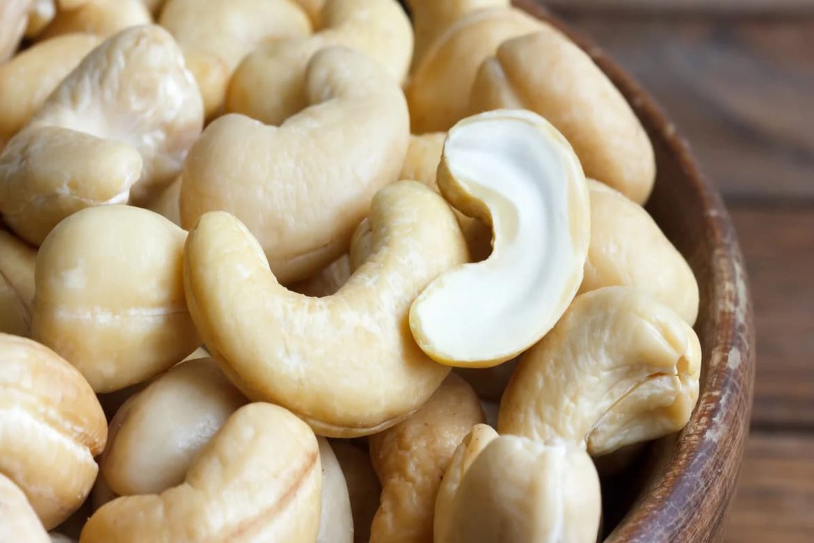 1 Kg Cashew in India (Anacardium Family) Light Cream Color Not Bitter Peppery