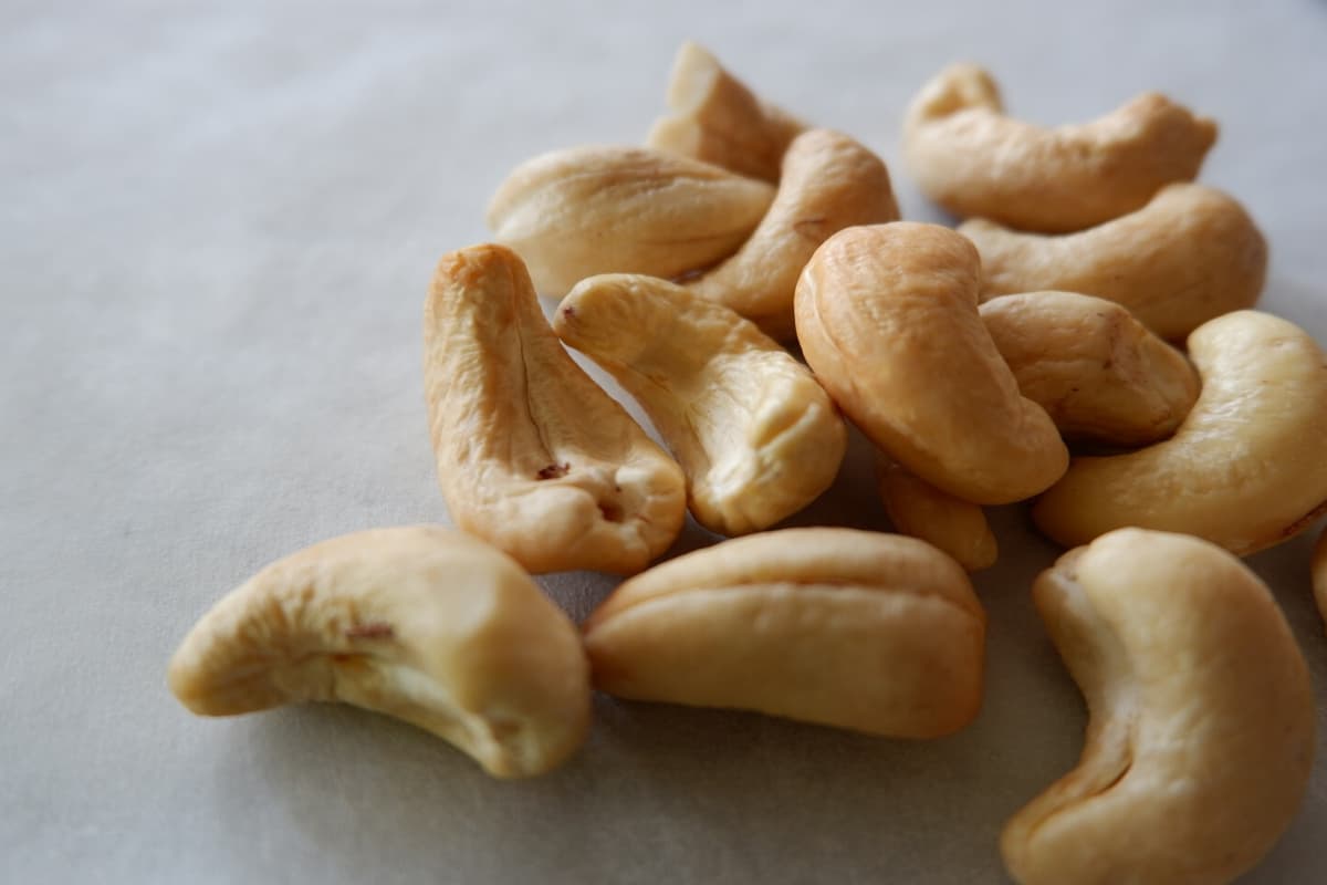  1 Kg Cashew in India (Anacardium Family) Light Cream Color Not Bitter Peppery 