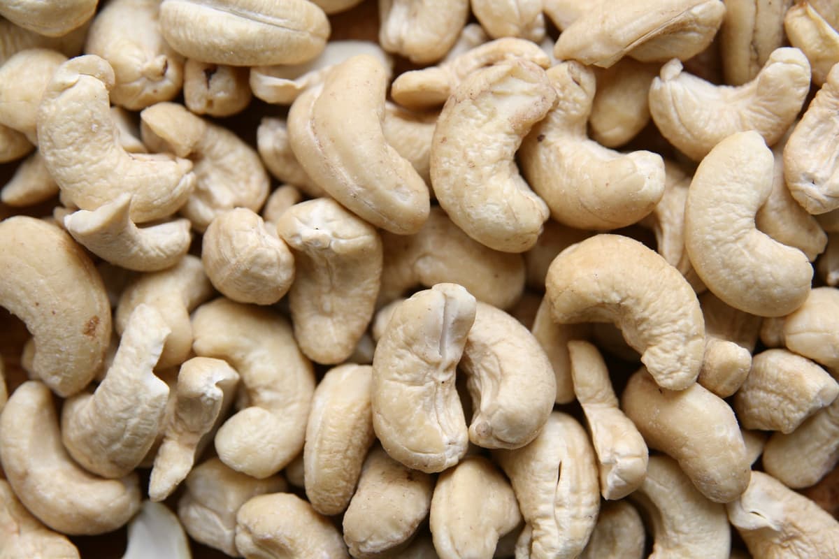  1 Kg Cashew in India (Anacardium Family) Light Cream Color Not Bitter Peppery 